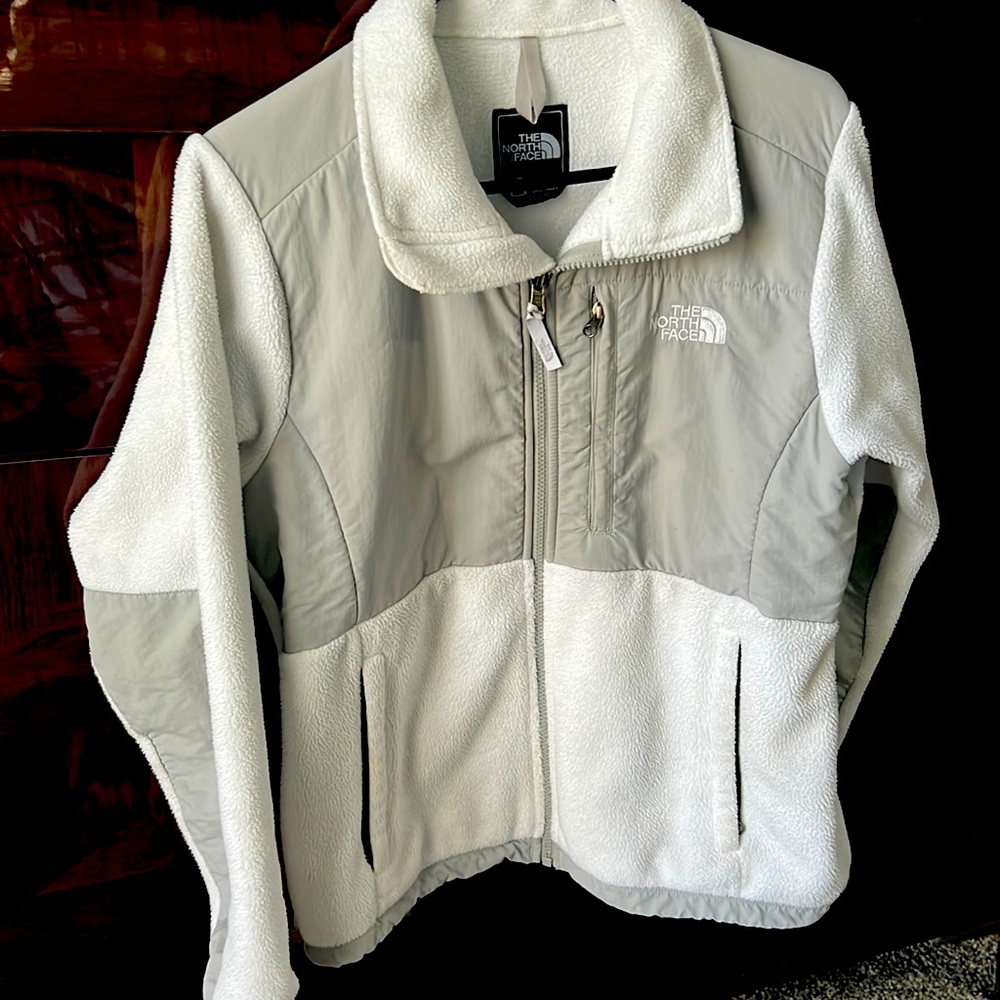 Women’s NorthFace winter jacket. Very warm. Good condition!